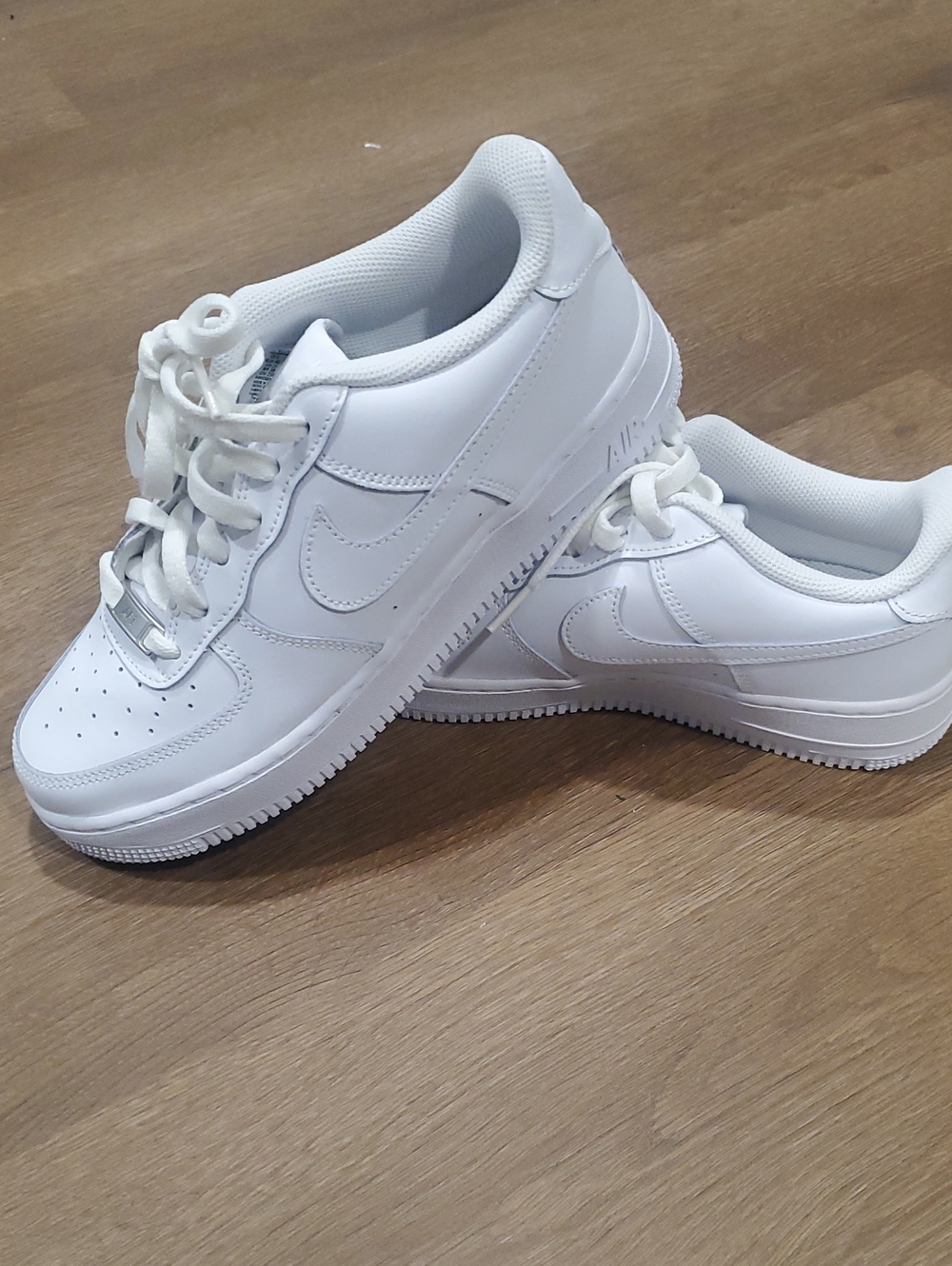 Nike Kids White Low-Top Sneakers with Classic Swoosh. Women Size 8.5